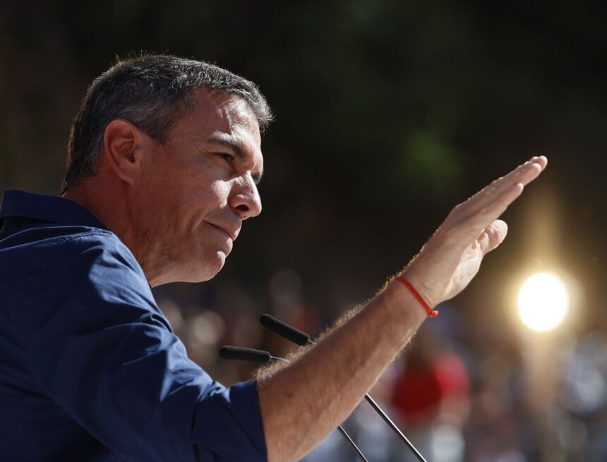 Imágenes del inicio de la precampaña de Sánchez en Dos Hermanas
