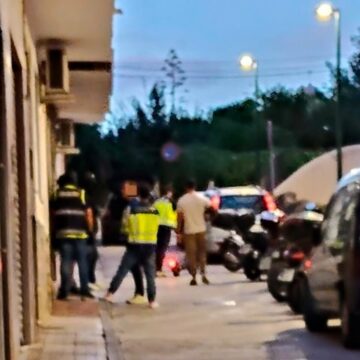 La Policía halla armas de fuego y cuchillos en Capuchinos y detiene a tres personas