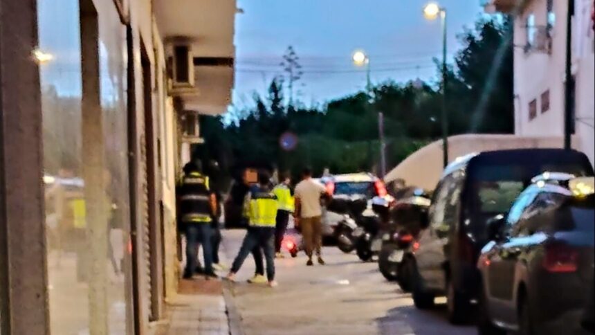La Policía halla armas de fuego y cuchillos en Capuchinos y detiene a tres personas