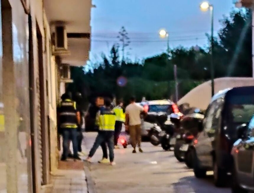 La Policía halla armas de fuego y cuchillos en Capuchinos y detiene a tres personas La Policía halla armas de fuego y cuchillos en Capuchinos y detiene a tres personas
