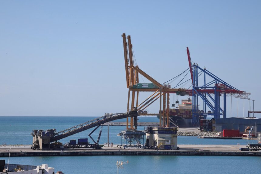 El puerto de Málaga duplica la plantilla de estibadores hasta los 180 para atender la carga de trabajo