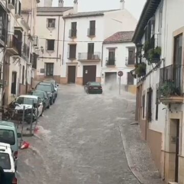Una tromba de agua deja anegaciones en locales comerciales y calles convertidas en ríos en Ronda