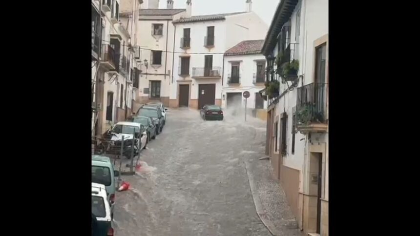 Una tromba de agua deja anegaciones en locales comerciales y calles convertidas en ríos en Ronda