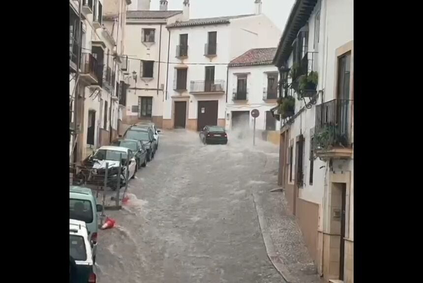 Una tromba de agua deja anegaciones en locales comerciales y calles convertidas en ríos en Ronda