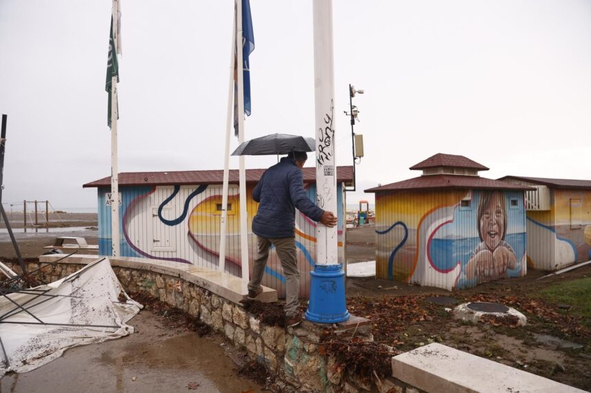 Toldos desplomados y calles embarradas, la huella de ‘Adam’ en El Palo, en fotos