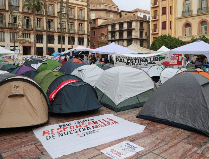 La acampada por la vivienda cumple una semana en Málaga y mira a las elecciones: "Lo que toca ahora es una huelga general" La acampada por la vivienda cumple una semana en Málaga y mira a las elecciones: «Lo que toca ahora es una huelga general»