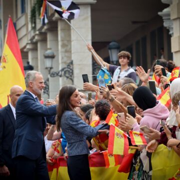Ceuta estalla de alegría ante sus Reyes: «Bienvenidos a vuestra casa, majestades»