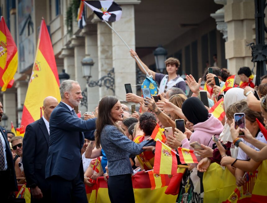 Ceuta estalla de alegría ante sus Reyes: «Bienvenidos a vuestra casa, majestades»
