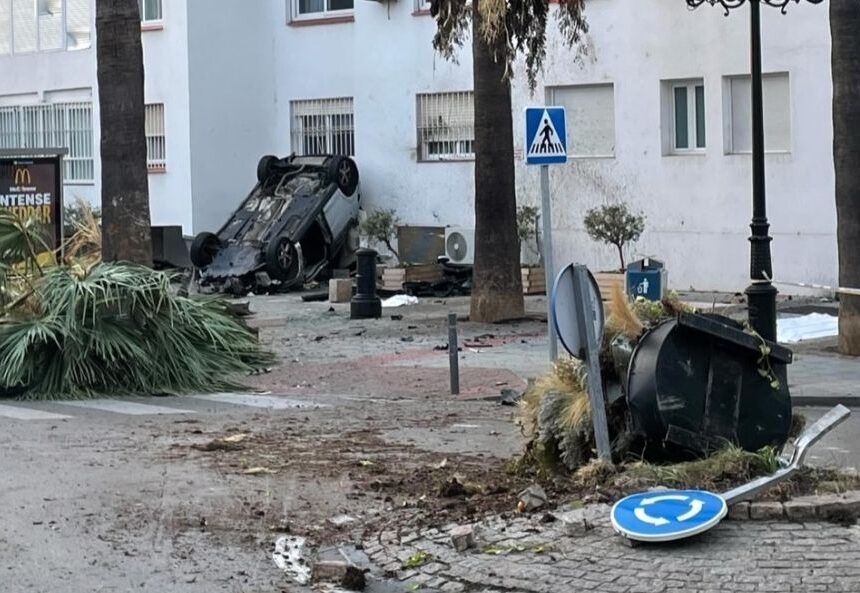 En estado crítico uno de los jóvenes que salió volando con su coche y se estrelló contra un edificio en Marbella