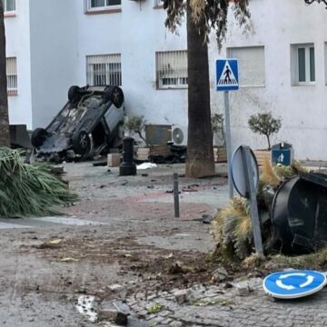 Un coche sale despedido tras chocar con una glorieta en Marbella y acaba volcado contra un edificio Un coche sale despedido tras chocar con una glorieta en Marbella y acaba volcado contra un edificio