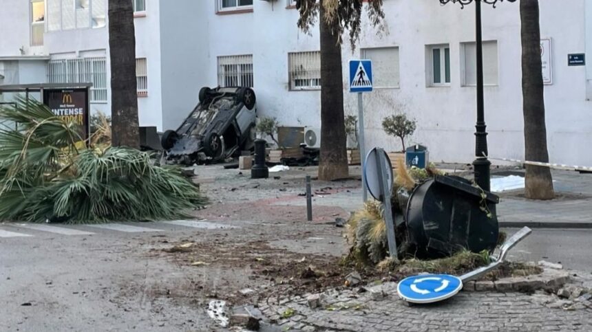 Un coche sale despedido tras chocar con una glorieta en Marbella y acaba volcado contra un edificio