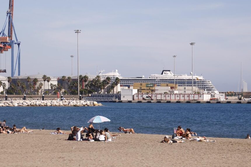 El terral de otoño llena las playas de Málaga a las puertas de noviembre