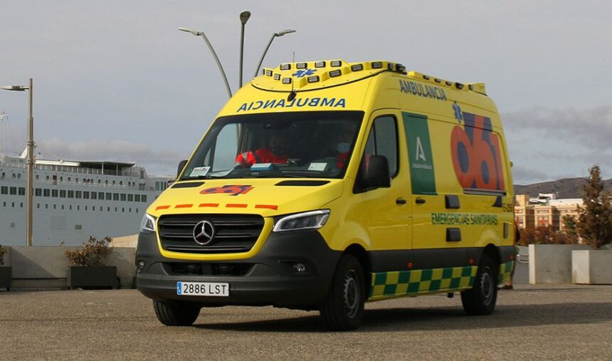 Un autobús se empotra contra una barandilla tras desvanecerse su conductor en Antequera