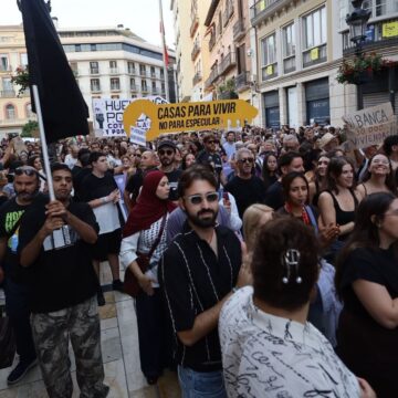 Málaga clama en la manifestación por la vivienda: «¿Qué pasa, qué pasa? Que no tenemos casa»