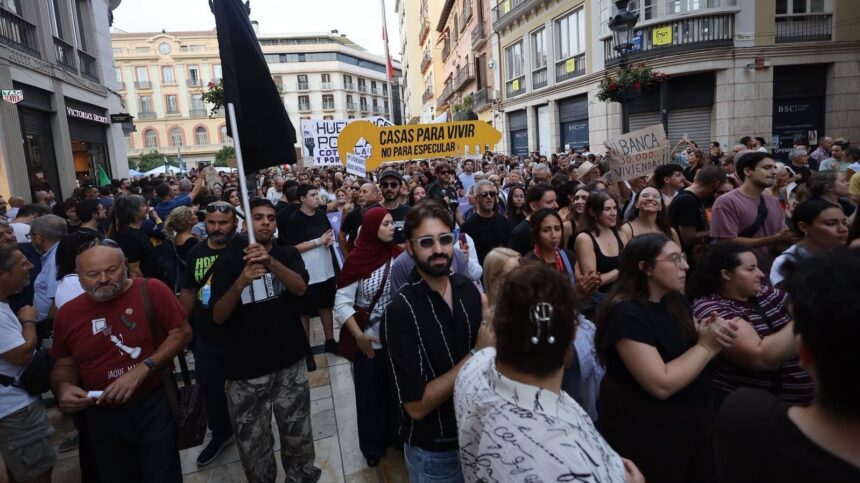 Málaga clama en la manifestación por la vivienda: «¿Qué pasa, qué pasa? Que no tenemos casa»