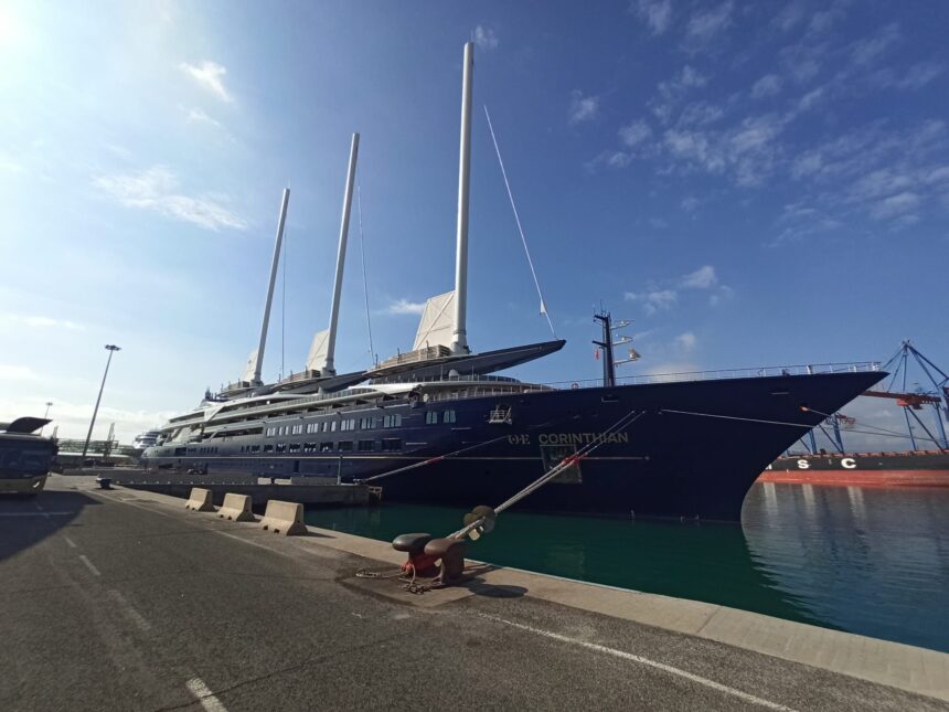 Málaga recibe el velero crucerista más grande del mundo: tres mástiles y 220 metros de eslora