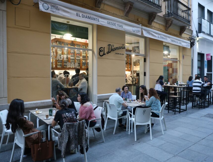 El Diamante vuelve a abrir en Málaga con sus desayunos de siempre y tapeo al mediodía